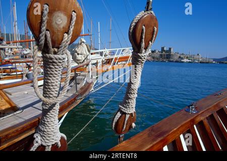 Deadeyes e cordoni attaccati allo scafo di una barca a vela attraccata; Bodrum, Turchia Foto Stock