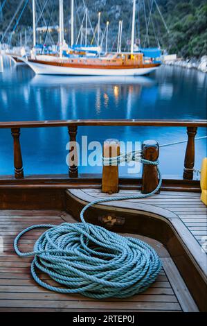 Yacht a vela all'ancora in acque azzurre; baia di Ekincik, Turchia Foto Stock