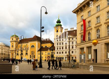 Chiesa di Schottenkirche e monastero di Schottenstift sulla piazza di Vienna Foto Stock