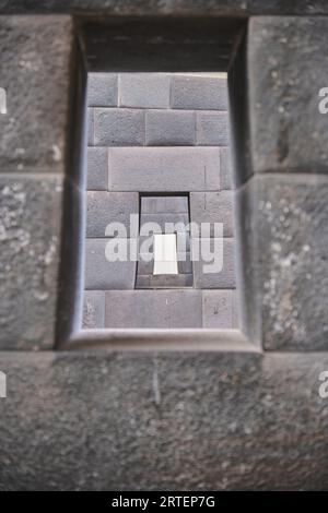 Tre finestre trapezoidali allineate in un muro Inca, Tempio dell'Arcobaleno, Coricancha o rovine di Qorikancha, Convento di Santo Domingo, Cuszo, Perù Foto Stock