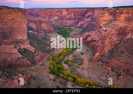 Guardando a ovest da Spider Rock Overlook nel Canyon de Chelly National Monument, Arizona, USA; Arizona, Stati Uniti d'America Foto Stock