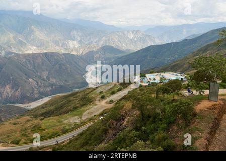 Aratoca, Santander, Colombia, 23 novembre 2022: Paesaggio montano, Chicamocha National Aquapark, una popolare destinazione turistica. Foto Stock