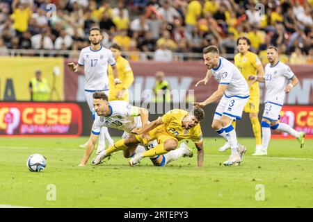 Florinel Coman della Romania è stato affrontato da Amir Rrahmani del Kosovo causando una penalità durante la UEFA Euro 2024, le qualificazioni europee, la partita di calcio del gruppo i tra Romania e Kosovo il 12 settembre 2023 all'Arena Nationala di Bucarest, in Romania Foto Stock