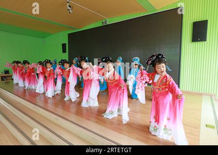 CONTEA DI LUANNAN, provincia di Hebei, Cina - 8 maggio 2019: I bambini dell'asilo si esibiscono a Pingju, indossando abiti antichi e colorati, cosa che ho fatto io Foto Stock