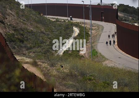 Tijuana, Baja California, Messico. 12 settembre 2023. Circa un centinaio di persone sono bloccate tra le due recinzioni di confine tra Stati Uniti e Messico che dividono Tijuana e San Diego martedì 12 settembre 2023, visto da Tijuana, Messico. (Immagine di credito: © Carlos A. Moreno/ZUMA Press Wire) SOLO USO EDITORIALE! Non per USO commerciale! Foto Stock