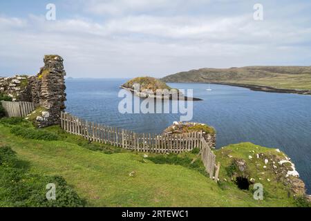 Le rovine del castello di Duntulm si affacciano sulla baia di Duntulm sull'isola di Skye Foto Stock
