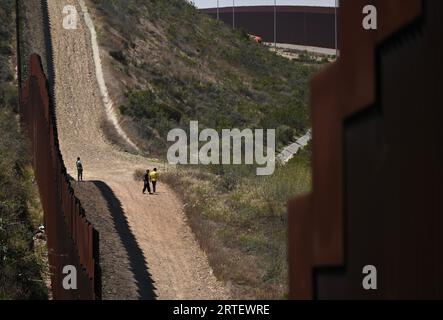 Tijuana, Baja California, Messico. 12 settembre 2023. Circa un centinaio di persone sono bloccate tra le due recinzioni di confine tra Stati Uniti e Messico che dividono Tijuana e San Diego martedì 12 settembre 2023, visto da Tijuana, Messico. (Immagine di credito: © Carlos A. Moreno/ZUMA Press Wire) SOLO USO EDITORIALE! Non per USO commerciale! Foto Stock