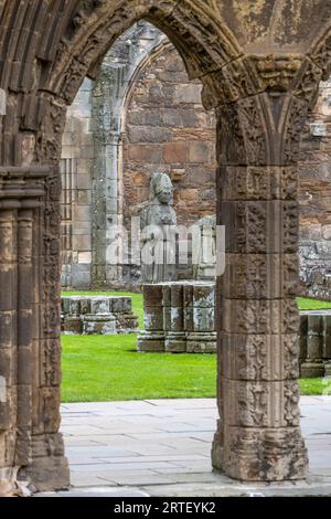 Statua vescovile in pietra e arco presso la cattedrale di Elgin in Scozia Foto Stock