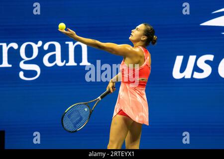 Aryna Sabalenka (BLR) gareggia nelle finali femminili del singolare agli US Open di Tennis 2023. Foto Stock