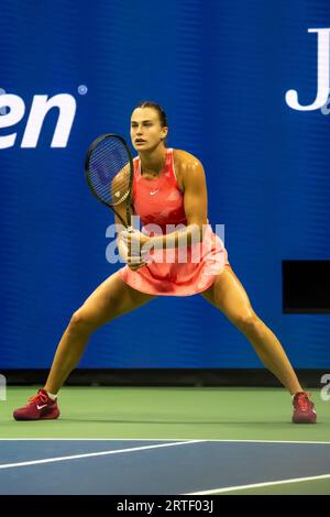 Aryna Sabalenka (BLR) gareggia nelle finali femminili del singolare agli US Open di Tennis 2023. Foto Stock