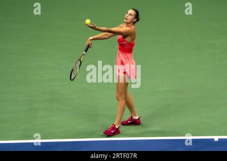 Aryna Sabalenka (BLR) gareggia nelle finali femminili del singolare agli US Open di Tennis 2023. Foto Stock