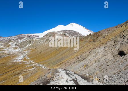 Doppia vetta del Monte Elbrus, la montagna più alta d'Europa, cielo blu con spazio per la copia del testo Foto Stock