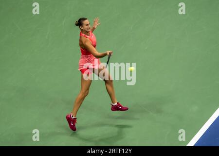 Aryna Sabalenka (BLR) gareggia nelle finali femminili del singolare agli US Open di Tennis 2023. Foto Stock