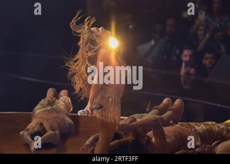 Newark, United ha dichiarato. 12 settembre 2023. Shakira si esibisce durante gli MTV Video Music Awards 2023 'VMA's' al Prudential Center di Newark, New Jersey, martedì 12 settembre 2023. Foto di John Angelillo/UPI Credit: UPI/Alamy Live News Foto Stock