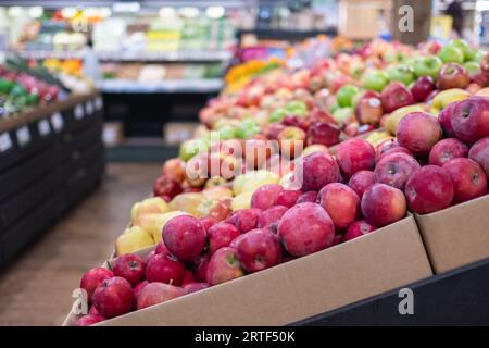 Vari tipi di frutta fresca organizzano in modo ordinato un negozio di alimentari. Frutta fresca e sana sugli scaffali del superstore. Supermercato, zona ortofrutticola. NoBo Foto Stock