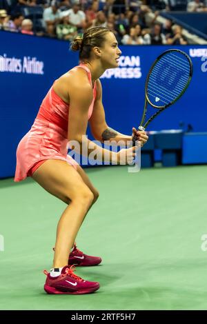 Aryna Sabalenka (BLR) gareggia nelle finali femminili del singolare agli US Open di Tennis 2023. Foto Stock