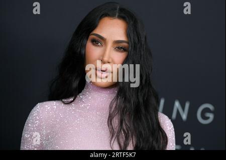 New York, USA. 12 settembre 2023. Kim Kardashian che cammina sul tappeto rosso alla Kering Foundation Caring for Women Dinner che celebra i 15 anni della Kering Foundation tenutasi presso la Pool Lounge di New York, New York, il 12 settembre 2023. (Foto di Anthony Behar/Sipa USA) credito: SIPA USA/Alamy Live News Foto Stock