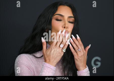 New York, USA. 12 settembre 2023. Kim Kardashian che cammina sul tappeto rosso alla Kering Foundation Caring for Women Dinner che celebra i 15 anni della Kering Foundation tenutasi presso la Pool Lounge di New York, New York, il 12 settembre 2023. (Foto di Anthony Behar/Sipa USA) credito: SIPA USA/Alamy Live News Foto Stock