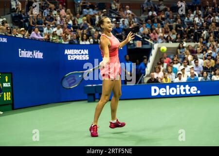 Aryna Sabalenka (BLR) gareggia nelle finali femminili del singolare agli US Open di Tennis 2023. Foto Stock