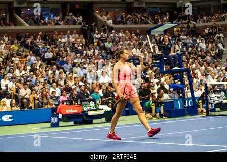 Aryna Sabalenka (BLR) gareggia nelle finali femminili del singolare agli US Open di Tennis 2023. Foto Stock