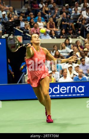 Aryna Sabalenka (BLR) gareggia nelle finali femminili del singolare agli US Open di Tennis 2023. Foto Stock