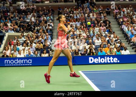 Aryna Sabalenka (BLR) gareggia nelle finali femminili del singolare agli US Open di Tennis 2023. Foto Stock