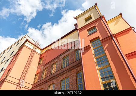 vecchio edificio industriale ristrutturato di recente nel quartiere della città vecchia. Minsk, Bielorussia. Foto Stock