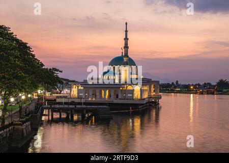 Masjid India, Moschea galleggiante situata nella città di Kuching, Sarawak, Malesia orientale Foto Stock