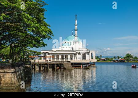 Masjid India, Moschea galleggiante situata nella città di Kuching, Sarawak, Malesia orientale Foto Stock