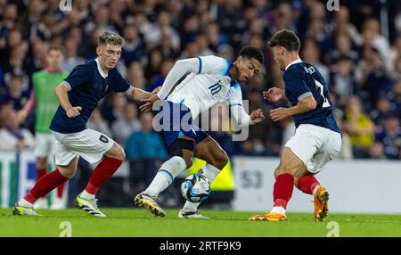 Glasgow. 13 settembre 2023. L'inglese Jude Bellingham (C) gareggia durante un'amichevole tra Scozia e Inghilterra a Glasgow, in Gran Bretagna, il 12 settembre 2023. Crediti: Xinhua/Alamy Live News Foto Stock