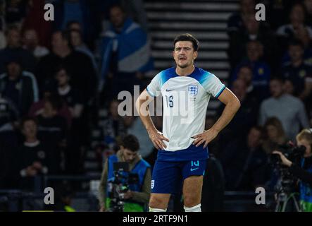 Glasgow. 13 settembre 2023. Il sostituto dell'Inghilterra Harry Maguire sembra essere stato espulso dopo aver segnato un proprio gol durante una partita amichevole tra Scozia e Inghilterra a Glasgow, in Gran Bretagna, il 12 settembre 2023. Crediti: Xinhua/Alamy Live News Foto Stock