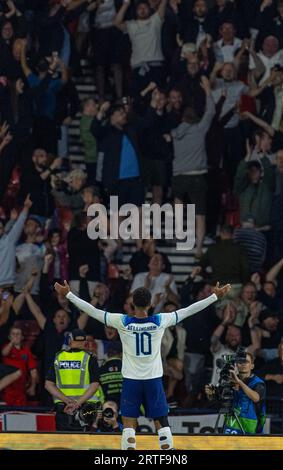 Glasgow. 13 settembre 2023. L'inglese Jude Bellingham festeggia dopo aver segnato punti durante una partita amichevole tra Scozia e Inghilterra a Glasgow, in Gran Bretagna, il 12 settembre 2023. Crediti: Xinhua/Alamy Live News Foto Stock