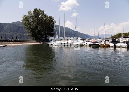 AIX-Les-Bains, Francia. 6 giugno 2023. Pescatori e barche a vela ormeggiati sul Lac du Bourget al Petit Port di Aix-les-Bains, Savoia, Francia Foto Stock