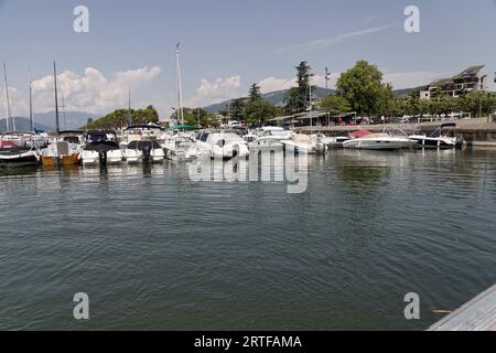 AIX-Les-Bains, Francia. 6 giugno 2023. Pescatori e barche a vela ormeggiati sul Lac du Bourget al Petit Port di Aix-les-Bains, Savoia, Francia Foto Stock