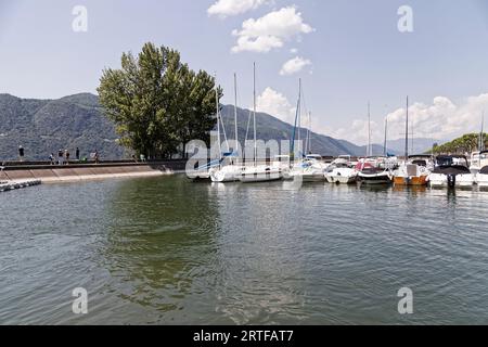 AIX-Les-Bains, Francia. 6 giugno 2023. Pescatori e barche a vela ormeggiati sul Lac du Bourget al Petit Port di Aix-les-Bains, Savoia, Francia Foto Stock