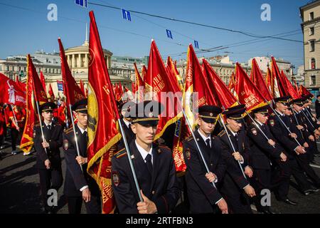 Il personale militare del Ministero degli affari interni marcia durante una processione religiosa lungo la Nevsky Prospekt. Il 12 settembre si è tenuta una processione religiosa dedicata al giorno del trasferimento delle reliquie del Santo Principe Alexander Nevsky a San Pietroburgo. Un servizio festivo si tenne sotto la guida del metropolita Barsanuphius. Migliaia di persone portavano l'icona kazana della madre di Dio lungo la prospettiva Nevsky, che era chiusa al traffico. Anche per la vacanza, sua Santità il Patriarca Kirill di Mosca e tutti i Rus' sono arrivati a San Pietroburgo per guidare le celebrazioni in Foto Stock