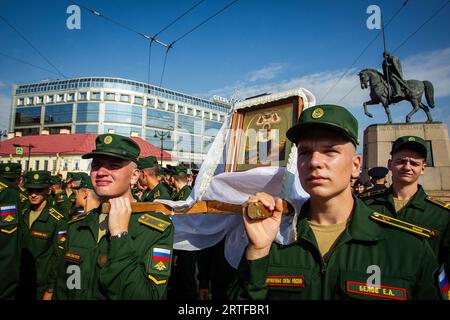 Il personale militare di Piazza Alexander Nevsky porta un'icona durante le celebrazioni festive dopo la processione religiosa lungo la prospettiva Nevsky. Il 12 settembre si è tenuta una processione religiosa dedicata al giorno del trasferimento delle reliquie del Santo Principe Alexander Nevsky a San Pietroburgo. Un servizio festivo si tenne sotto la guida del metropolita Barsanuphius. Migliaia di persone portavano l'icona kazana della madre di Dio lungo la prospettiva Nevsky, che era chiusa al traffico. Anche per la vacanza, sua Santità il Patriarca Kirill di Mosca e tutti i Rus' sono arrivati a San Petersburg Foto Stock