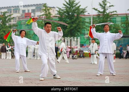 Contea di Luannan - 19 maggio 2019: Chinese Knife Show in Square, Contea di Luannan, provincia di Hebei, Cina Foto Stock