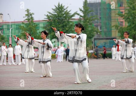 Contea di Luannan - 19 maggio 2019: Chinese Tai chi Sword Performing in Square, contea di Luannan, provincia di Hebei, Cina Foto Stock