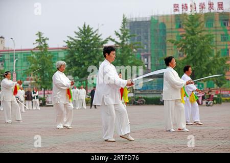 Contea di Luannan - 19 maggio 2019: Chinese Knife Show in Square, Contea di Luannan, provincia di Hebei, Cina Foto Stock