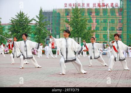 Contea di Luannan - 19 maggio 2019: Chinese Tai chi Sword Performing in Square, contea di Luannan, provincia di Hebei, Cina Foto Stock