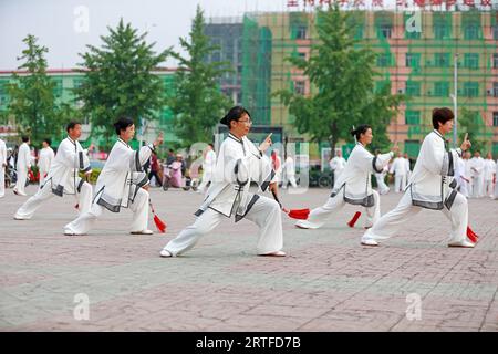 Contea di Luannan - 19 maggio 2019: Chinese Tai chi Sword Performing in Square, contea di Luannan, provincia di Hebei, Cina Foto Stock