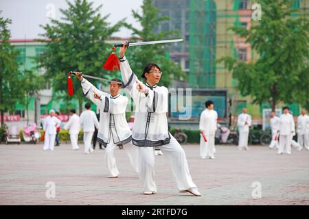 Contea di Luannan - 19 maggio 2019: Chinese Tai chi Sword Performing in Square, contea di Luannan, provincia di Hebei, Cina Foto Stock