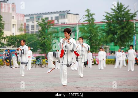 Contea di Luannan - 19 maggio 2019: Chinese Tai chi Sword Performing in Square, contea di Luannan, provincia di Hebei, Cina Foto Stock