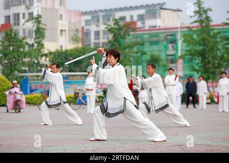 Contea di Luannan - 19 maggio 2019: Chinese Tai chi Sword Performing in Square, contea di Luannan, provincia di Hebei, Cina Foto Stock