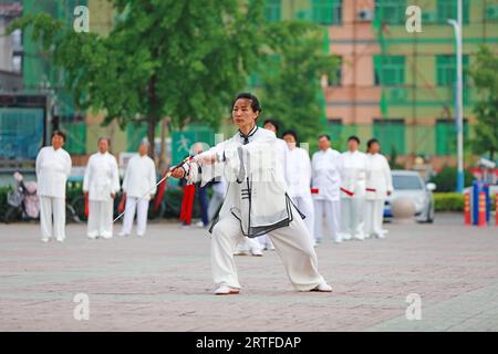 Contea di Luannan - 19 maggio 2019: Chinese Tai chi Sword Performing in Square, contea di Luannan, provincia di Hebei, Cina Foto Stock