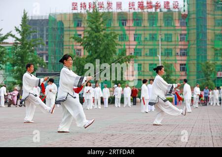 Contea di Luannan - 19 maggio 2019: Chinese Tai chi Sword Performing in Square, contea di Luannan, provincia di Hebei, Cina Foto Stock