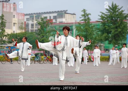 Contea di Luannan - 19 maggio 2019: Chinese Tai chi Sword Performing in Square, contea di Luannan, provincia di Hebei, Cina Foto Stock