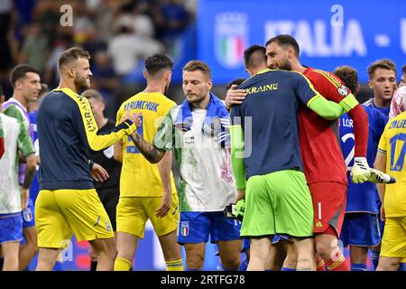 MILANO, ITALIA - 12 SETTEMBRE 2023 - i giocatori della nazionale Ucraina (divisa gialla) e dell'Italia si vedono dopo la partita di qualificazione UEFA EURO 2024 del girone C del giorno 6, conclusa con una vittoria casalinga 2-1 allo Stadio San Siro di Milano, Italia. Credito: Ukrinform/Alamy Live News Foto Stock