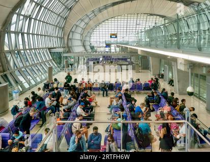 Bangkok, Thailandia - 21 luglio 2022. Passeggeri in attesa di un volo per Manila, Filippine, presso un gate di partenza internazionale all'aeroporto di Suvarnabhumi. Foto Stock